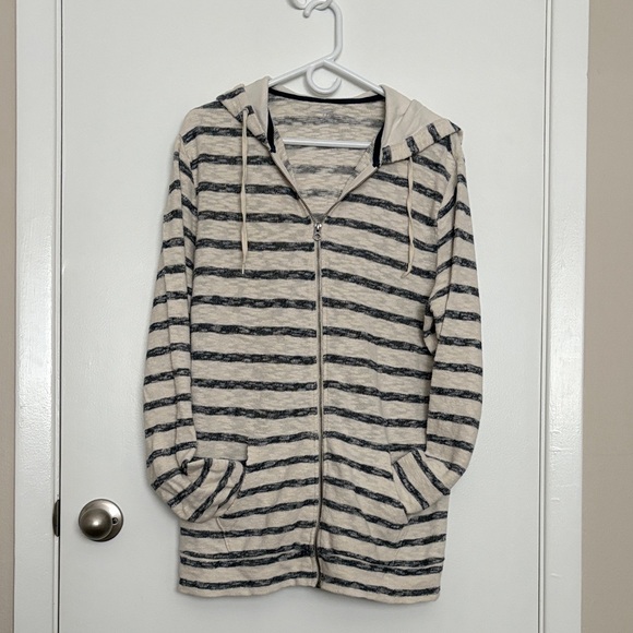 Old Navy Black and Cream Knit Sweater - Picture 1 of 12